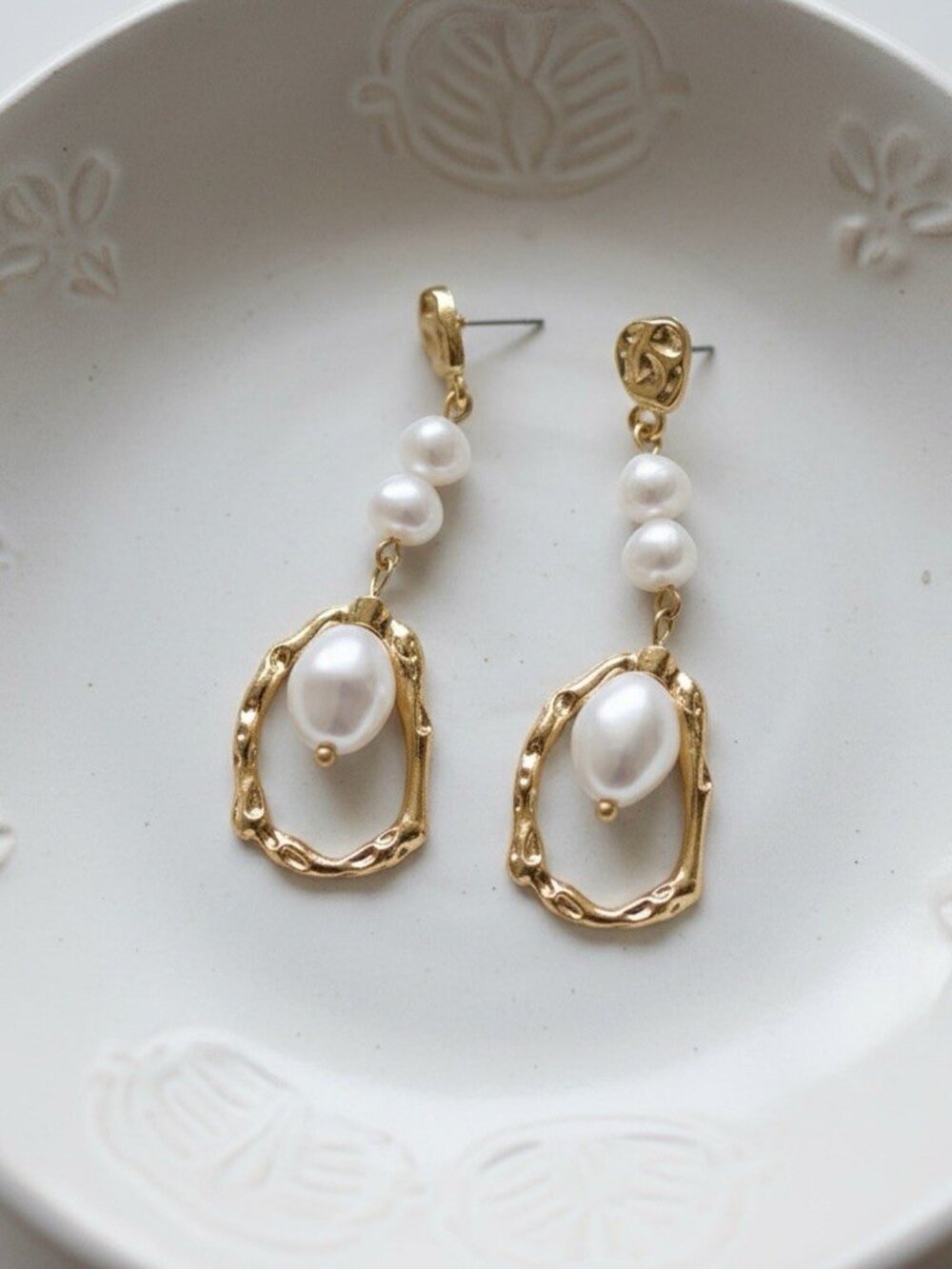 Anthropologie Pearl Hoop Gold Hammered Errings VTG Court Boho Wedding Statement
